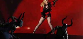 Мадонна свалилась с подиума на музыкальном шоу в Лондоне — видео
