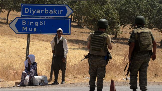 турецкие военные бьют курдов