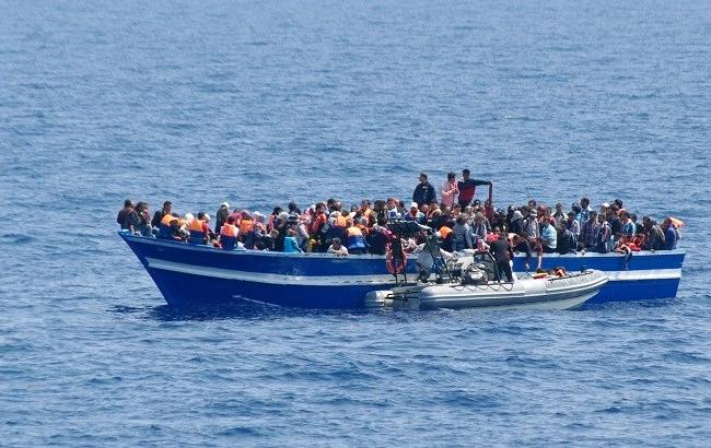 Лодка с беженцами фото