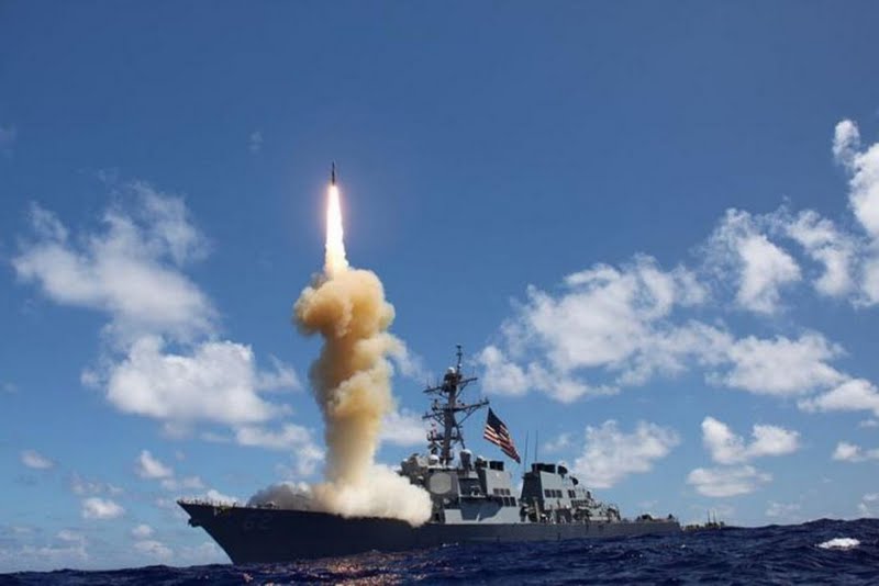 Корабль США наносит ракетный удар