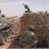 Наступление сирийской армии в восточном Хомсе, солдаты прячутся за танком