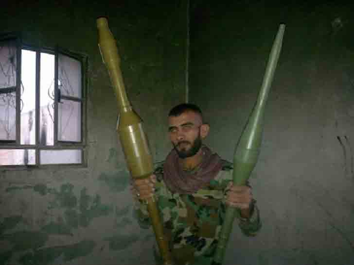 Выстрел ПГ-7ВР «Резюме» находится в правой руке сирийского солдата