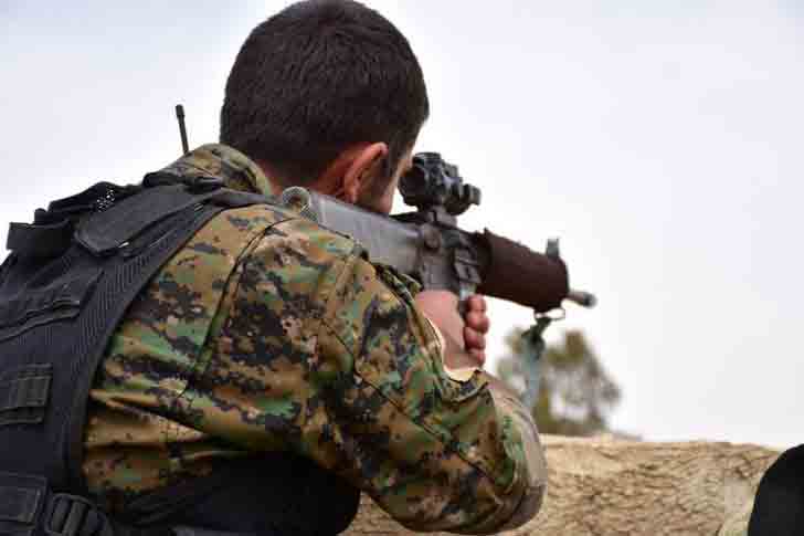 Курдский боец на подступах к Ракке