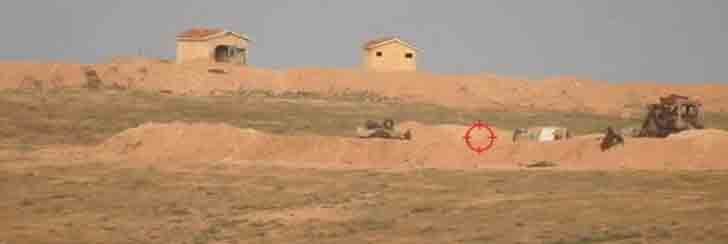 Террорист ИГ целится в бронетехнику сирийских военных