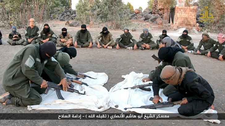 Новобранцы в "Абу Хашим" изучают сборку-разборку оружия