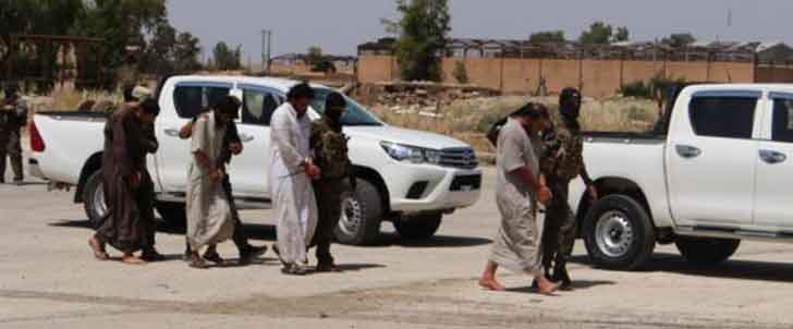 Бойцы "SDF" ведут задержанных террористов ИГ