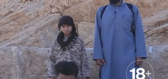 10-летний боевик ИГИЛ отсек кинжалом голову заложника – видео 18+