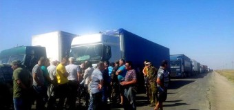 Деньги на блокаду Крыма заканчиваются: Радикалы требуют у дальнобойщиков по $1000 за проезд