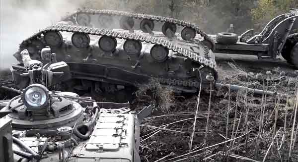 Бойцы полка "Днепр-1" перевернули танк фото