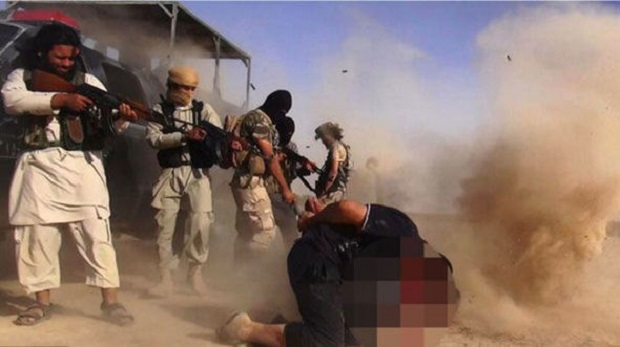 Боевики ИГИЛ расстреливают людей