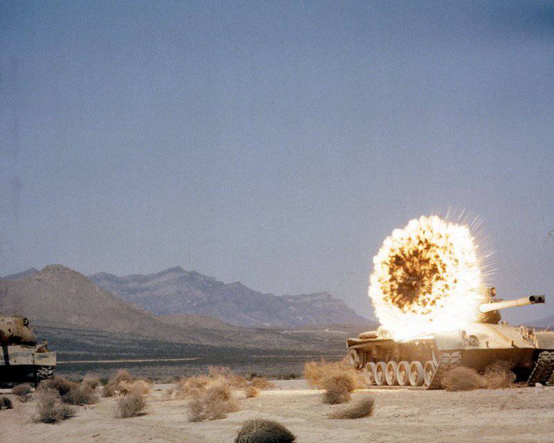 Поражение танка управляемым снарядом
