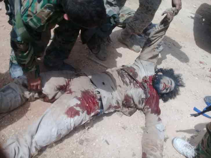 Сирийские военные осматривают тела убитых боевиков ИГ