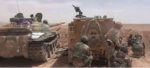 Наступление сирийской армии в восточном Хомсе, солдаты прячутся за танком