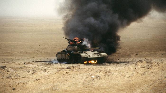 Горящий танк Т-55 террористов к востоку от Пальмиры