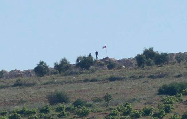 Российский флаг на сирийско-турецкой границе