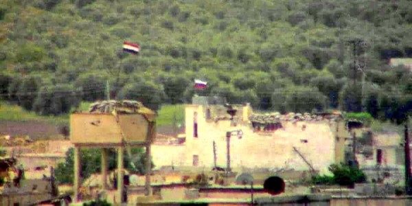 Курды вывесили флаги РФ и Сирии на границе с Турцией