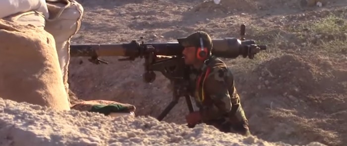 Сирийский военный производит выстрел из СПГ-9