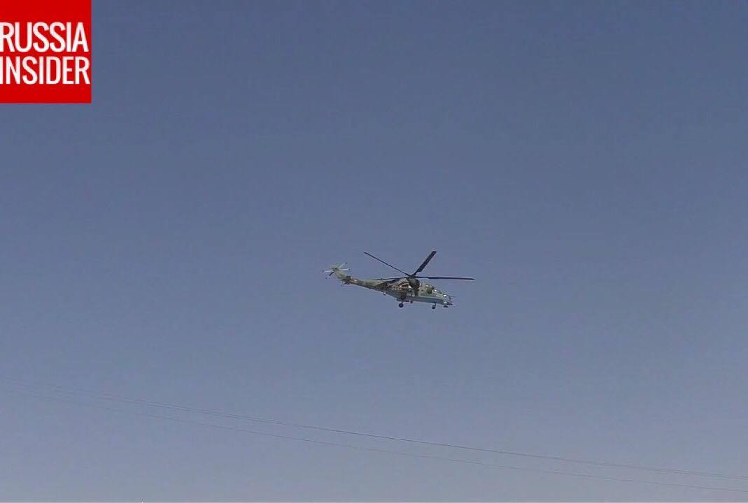 Наступающую группировку ВС САР сопровождают вертолеті Ми-35 "Крокодил"