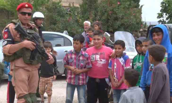Боец батальона военной полиции РФ среди сирийских детей