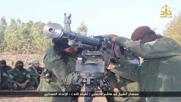 Террористы изучают устройство крупнокалиберного пулемета ДШКМ