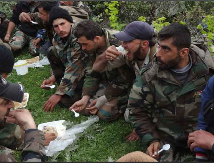 Террористы «Хайят Тахрир аш-Шам» обедают