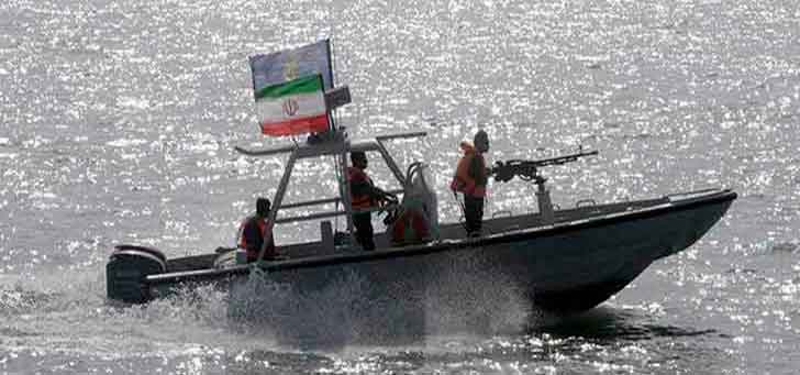 Иранские военные штурмом взяли неизвестное судно