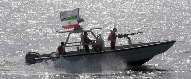 Иранские военные штурмом взяли неизвестное судно