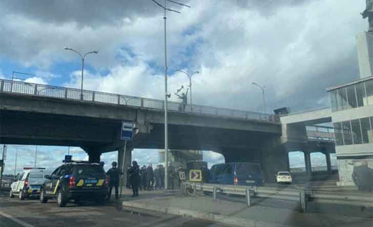 Сержант ВСУ захватил мост в Киеве, требуя «остановить капитуляцию на Донбассе»