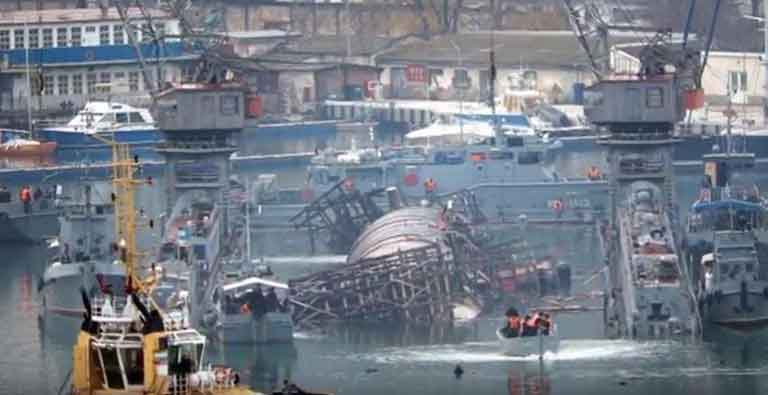 В Севастополе утонул плавдок с подводной лодкой
