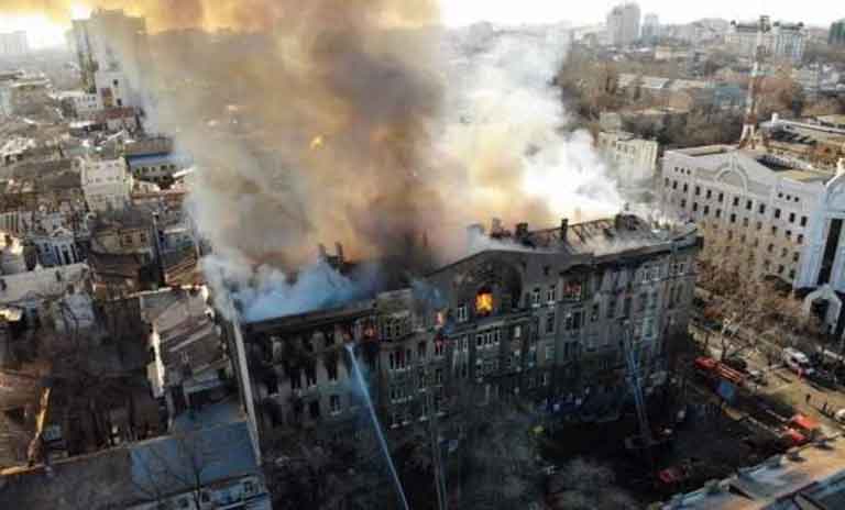 Масштабный пожар в Одессе: люди выпрыгивают из окон