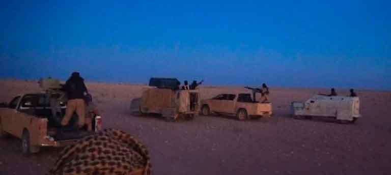 Бронеавтомобили террористов ИГ в пустыне