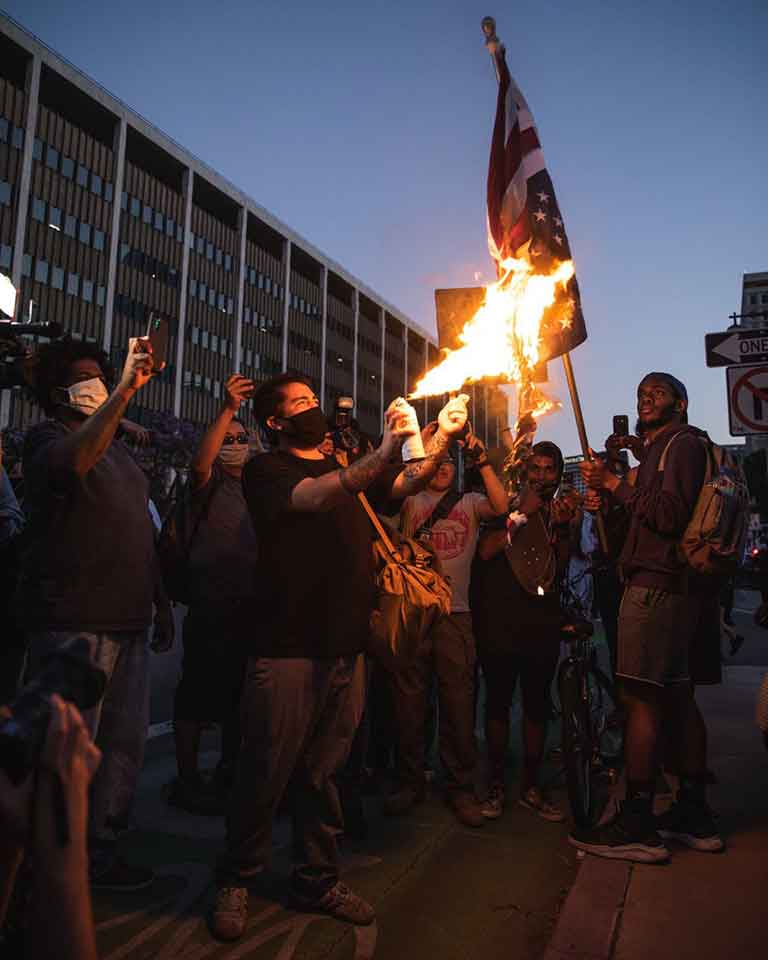 Протестующие сжигают флаг США