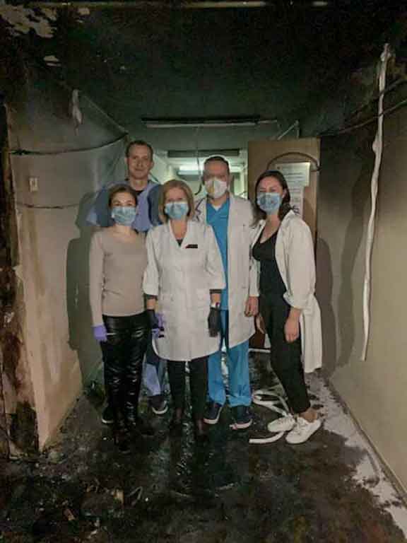 Сотрудники больницы после пожара