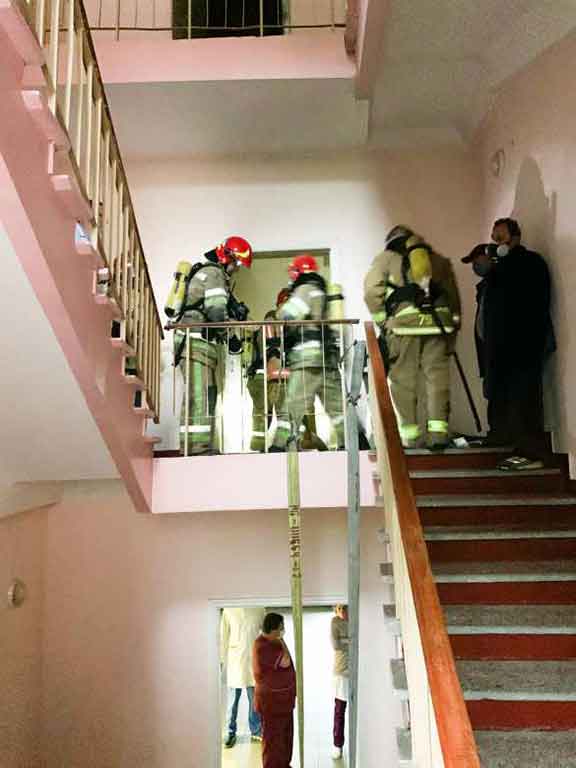 Спасатели разворачивают пожарные рукава в Александровской больнице