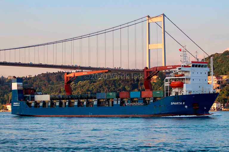 Российский корабль в турецком проливе