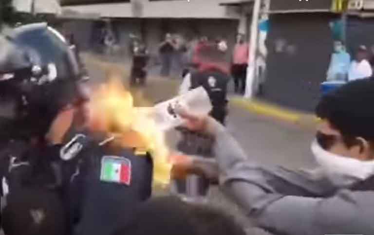 Протестующие в Мексике подожгли полицейского