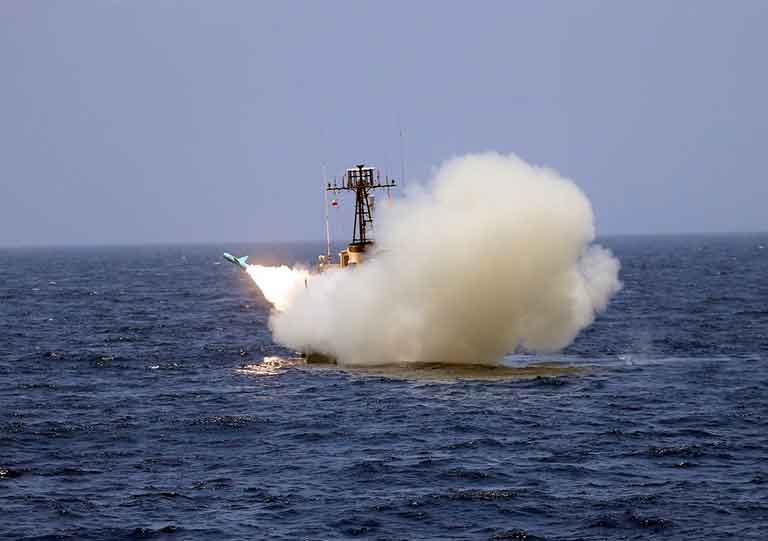Иранские корабль выпустил ракету