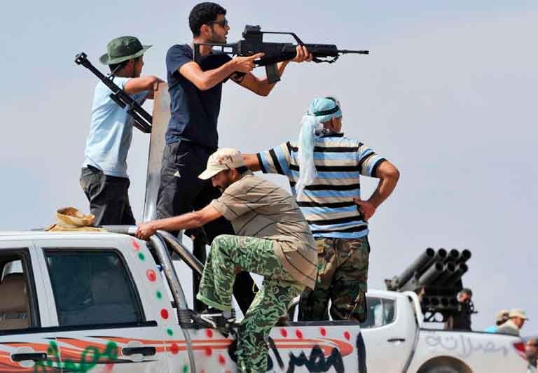 Боевики в Ливии на внедорожнике