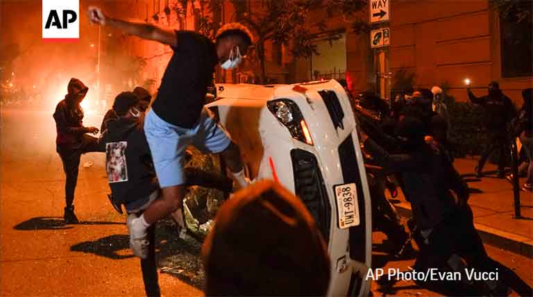Протестующие переворачивают полицейскую машину
