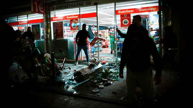 Мародеры грабят супермаркет в Штутгарте