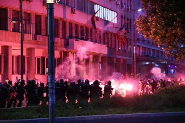 Территорию Сербии охватили массовые беспорядки
