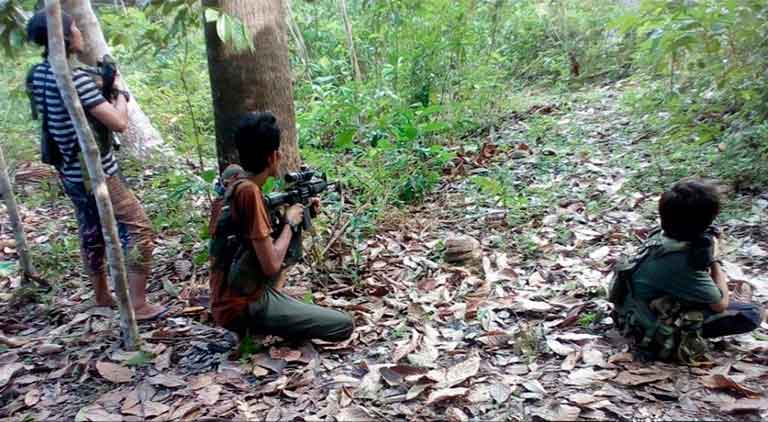 Филипинские боевики в джунглях