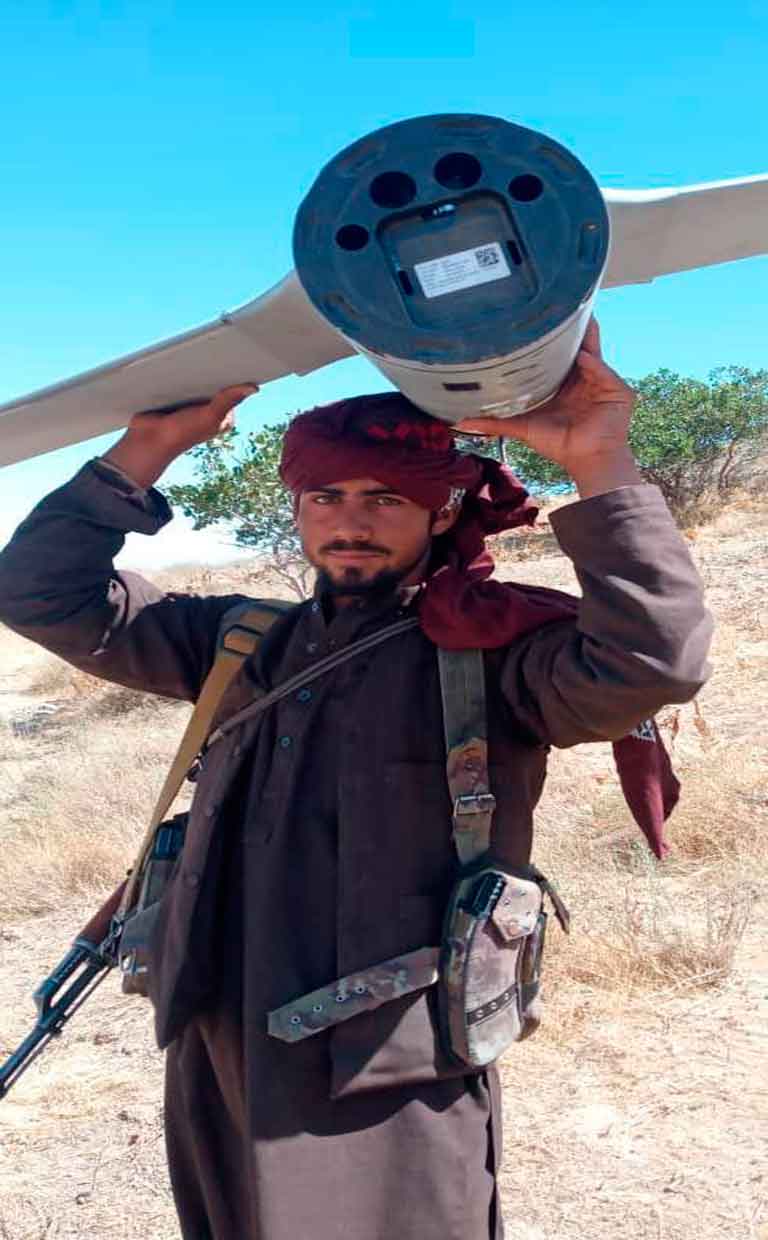 Боевик Талибана держит сбитый беспилотник
