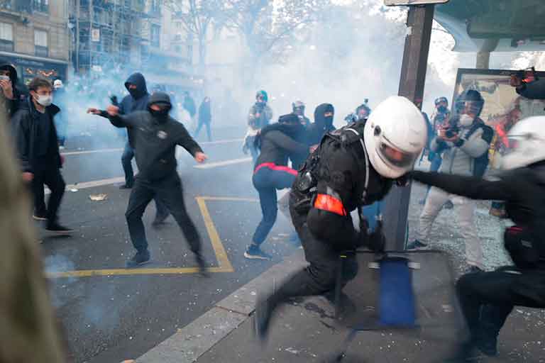 Демократически-авторитарные власти Франции или новые протесты в Париже