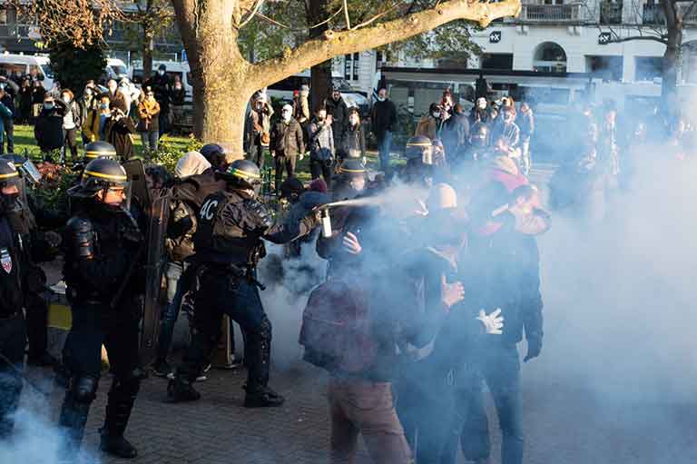 Полицейские распыляют на людей слезоточивый газ