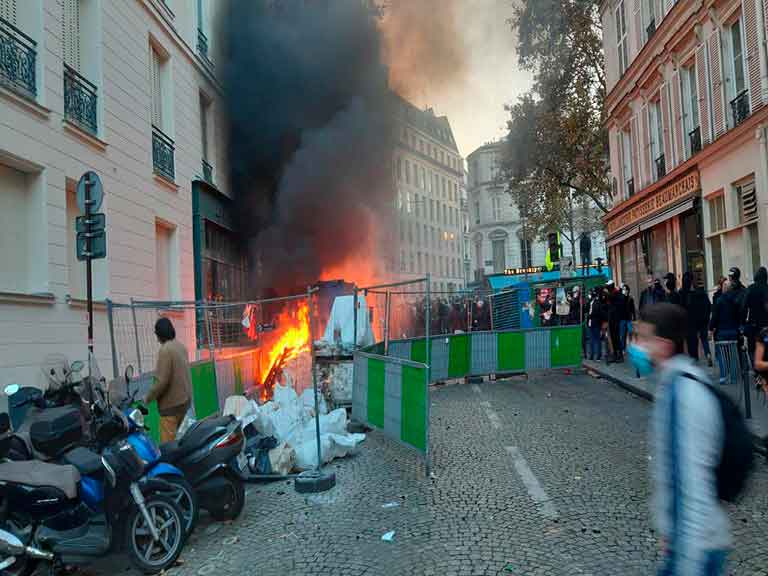 Поджоги протестующими в Париже