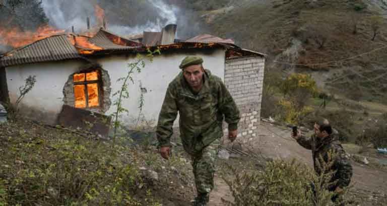 Лачин в огне: азербайджанские танки занимают стратегический коридор