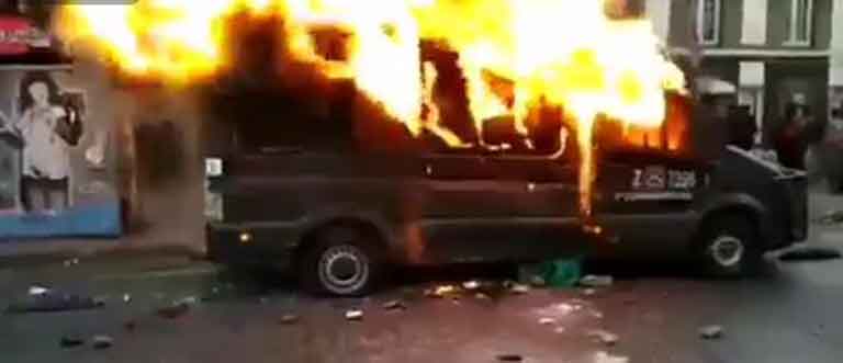 Чили в огне: столкновения с полицией, горящие машины