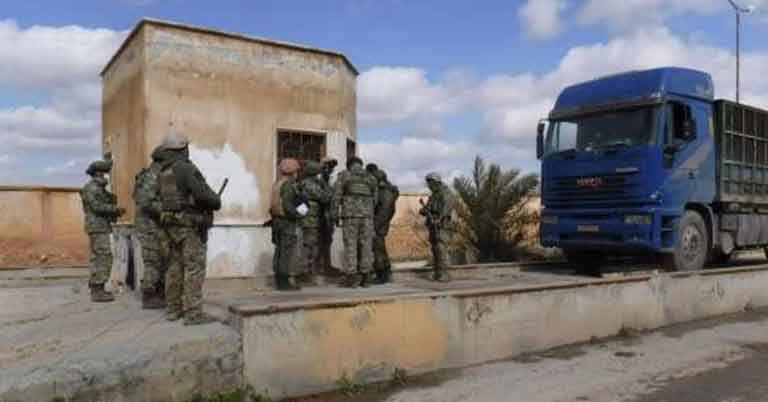 Российские военные контролируют отправку колонны с зерном