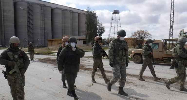 Российские и турецкие военные возле элеватора «Шар-Крак»